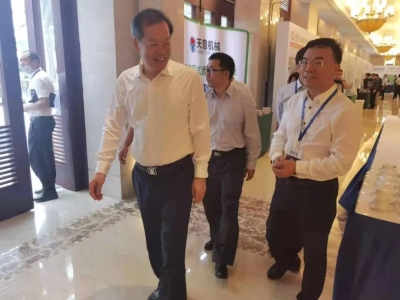 海南省冯忠华副省长莅临优发国际机械展位参观指导