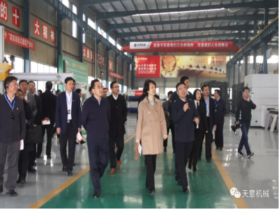 济宁市委常委、组织部部长孔凡萍带领全市“两新”组织党建工作现场观摩团莅临优发国际机械调研指导