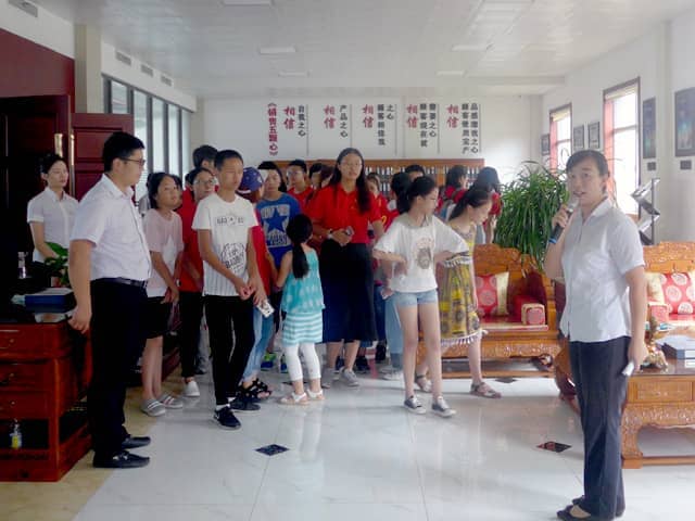 兖州区“牵手关爱 七彩暑期 感受城市 爱我家乡”活动走进优发国际机械